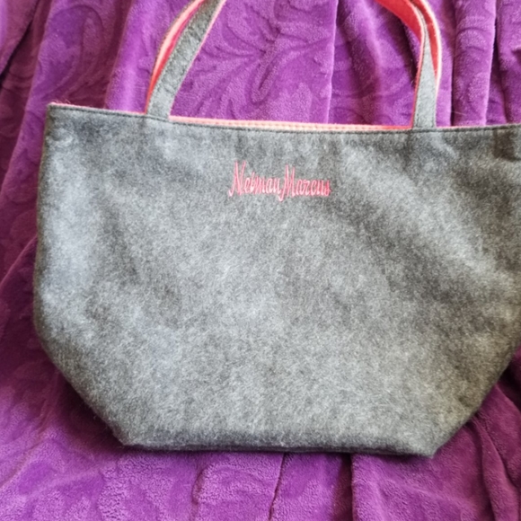 Wool tote - Picture 1 of 3